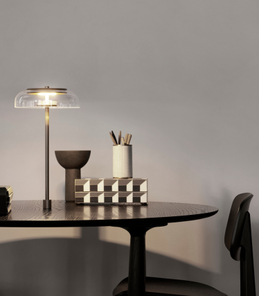 Lampe de table élégante sur un bureau moderne avec des accessoires de maison raffinés.