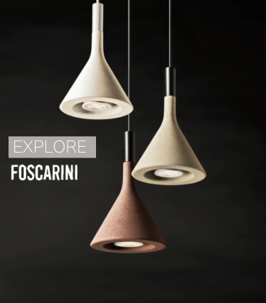 Trois suspensions minimalistes Foscarini dans des tons naturels sur fond sombre.