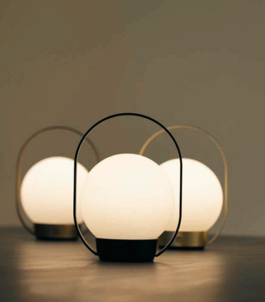 Trois lampes sans fil Antidark Palla en verre opalin avec poignées métalliques